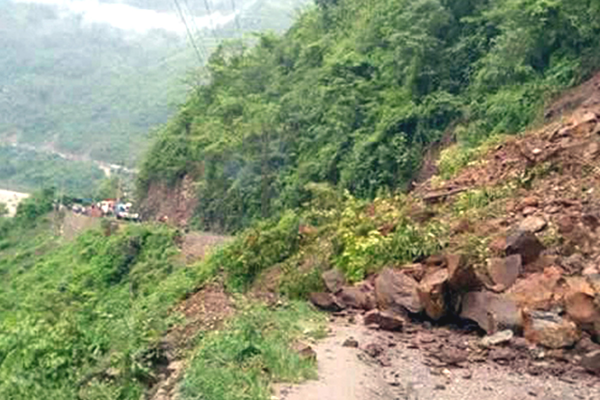 बाढीपहिराले अवरुद्ध बेँसीशहर–चामे सडक पुनःसञ्चालनमा